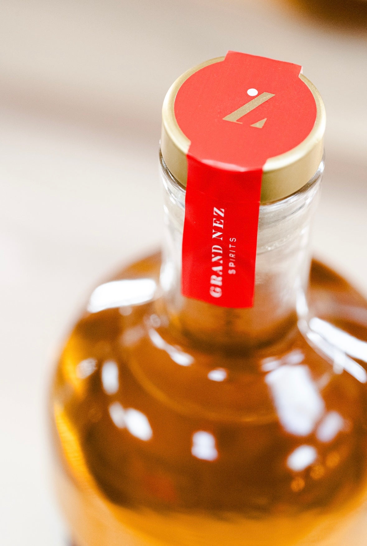 Grand nez Spirits - Gin artisanal aux pruneaux en bouteille