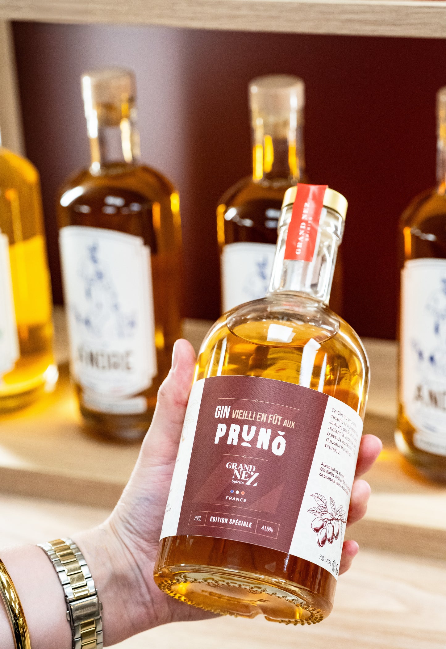 Packshot de gin vieilli en fût, macéré aux pruneaux d’Agen