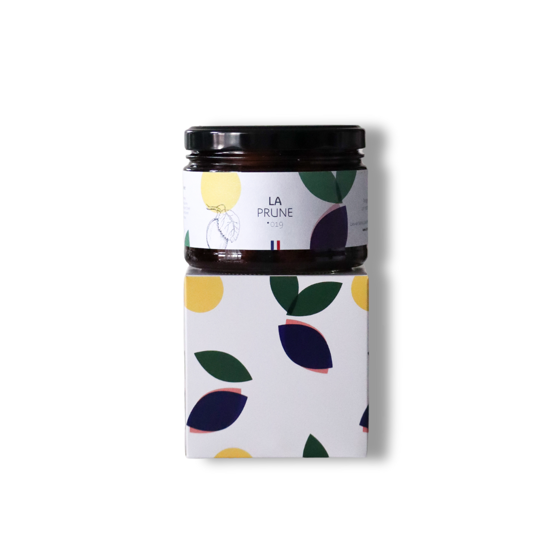 Packshot du bocal de pruneaux à l’eau-de-vie de prune avec boite