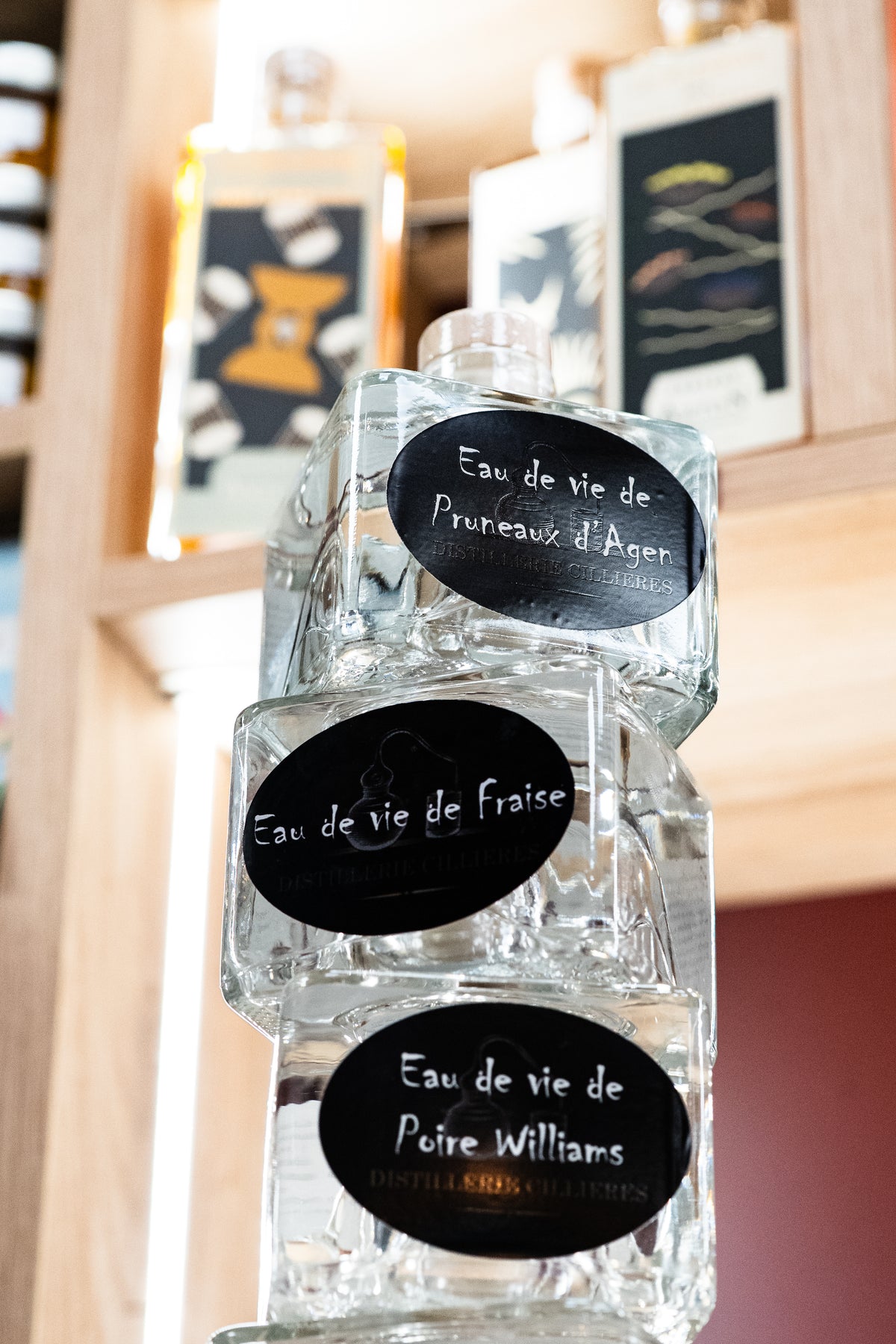 Bouteilles de 20 cl d'eau-de-vie de pruneaux PRUNO