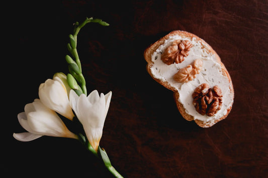 Tartines chèvre, crème de pruneaux et noix