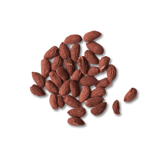 Amandes en vrac sur fond blanc