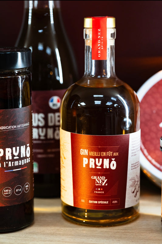 Bouteille de gin aux pruneaux – exclusivité Pruno, spiritueux artisanal du Sud-Ouest