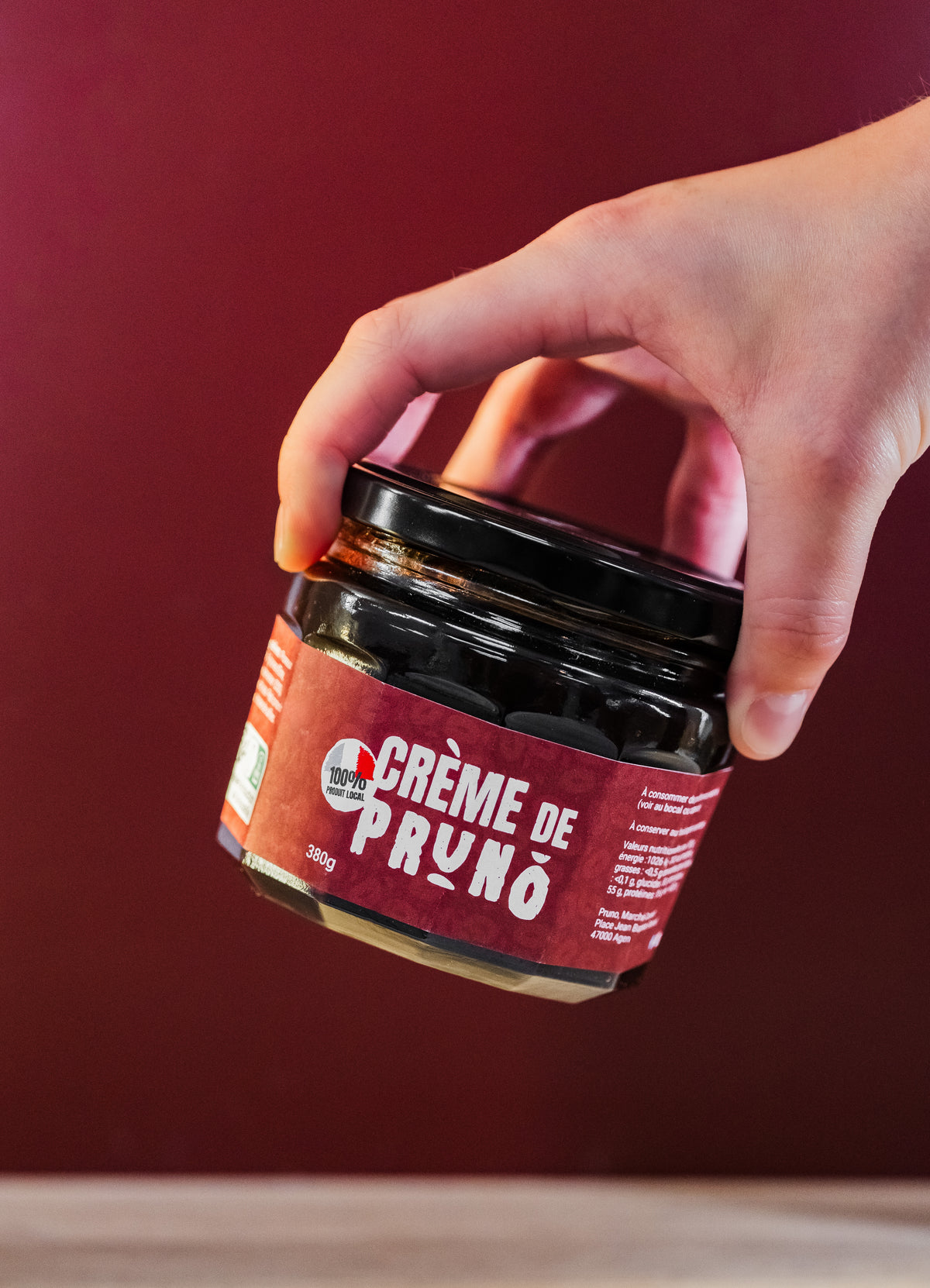 Pot de crème de pruneaux PRUNO 380 g sur fond studio